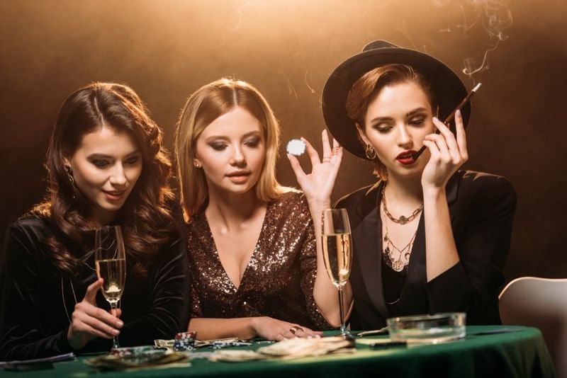 jdbby slots mobile gaming — Myanmar ကစားသူ smartphone ဖြင့် slot game ကစားနေသောမြင်ကွင်း